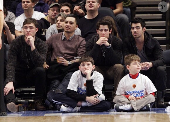 Ed Westwick, Nick et Joe Jonas à New York lors d'un match de basket-ball opposant les New York Knicks aux Denver Nuggets le 21 janvier 2012