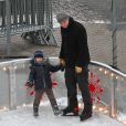 Liev Schreiber patine avec son fils Sasha (Alexander) à New York le 22 janvier 2012