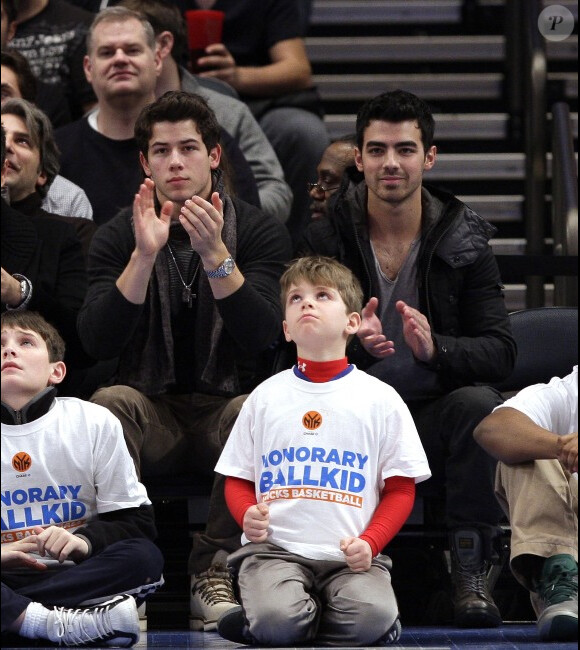 Nick et Joe Jonas à New York lors d'un match de basket-ball opposant les New York Knicks aux Denver Nuggets le 21 janvier 2012