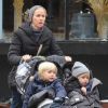 Naomi Watts et ses enfants Sasha et Samuel à New York en promenade le 22 janvier 2012