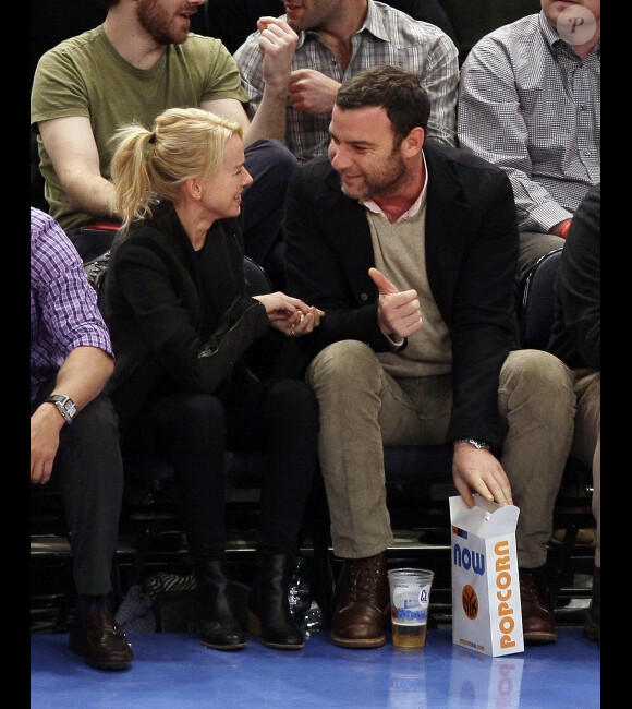 Naomi Watts et Liev Schreiber à New York lors d'un match de basket-ball opposant les New York Knicks aux Denver Nuggets le 21 janvier 2012