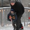 Liev Schreiber patine avec son fils Sasha (Alexander) à New York le 22 janvier 2012