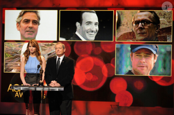 Jennifer Lawrence annonce les nominations aux Oscars le 24 janvier 2012 : George Clooney, Jean Dujardin, Gary Oldman, Demian Bichir et Brad Pitt sont nommés pour le prix du meilleur acteur
