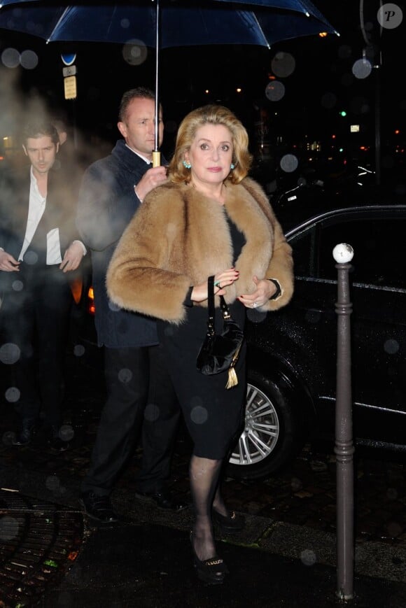 Catherine Deneuve en forme à la soirée Prada qui s'est déroulée le 24 janvier 2012