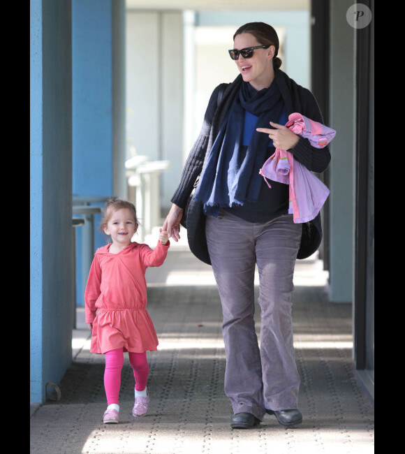 Moment complice entre mère et fille : Jennifer Garner, enceinte, emmène Seraphina à la danse, à Los Angeles, le 24 janvier 2012