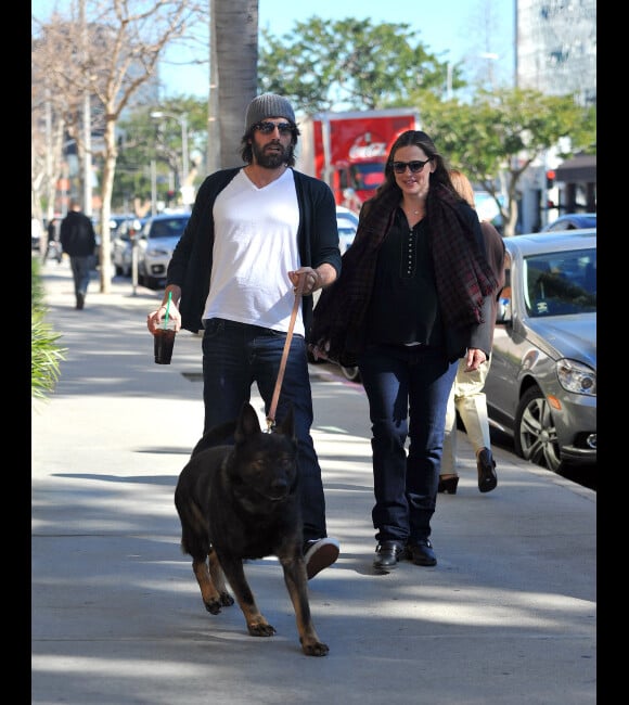 Jennifer Garner et Ben Affleck, très barbu, se baladent avec leur chien à Brentwood, le 25 janvier 2012