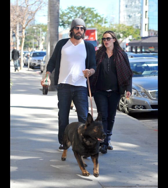 Jennifer Garner et Ben Affleck se baladent avec leur chien à Brentwood, le 25 janvier 2012