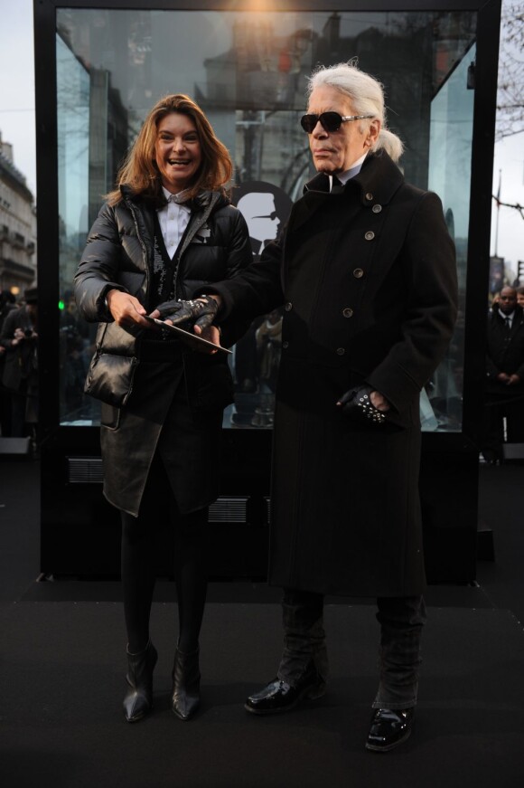 Karl Lagerfeld et la présidente de Net-a-porter.com Nathalie Massenet à Paris pour le lancement de la collection "Karl". Le 25 janvier 2012.