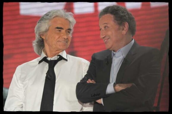 Michel Drucker et Daniel Guichard lors de l'enregistrement de l'émission Vivement Dimanche, diffusée dimanche 29 janvier 2012 sur France 2