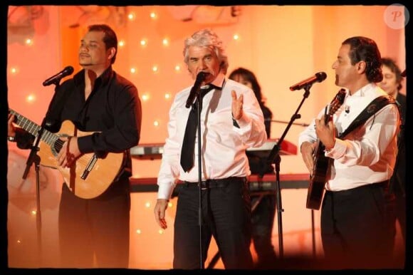 Daniel Guichard en duo avec Chico & les Gypsies lors de l'enregistrement de l'émission Vivement Dimanche, diffusée dimanche 29 janvier 2012 sur France 2