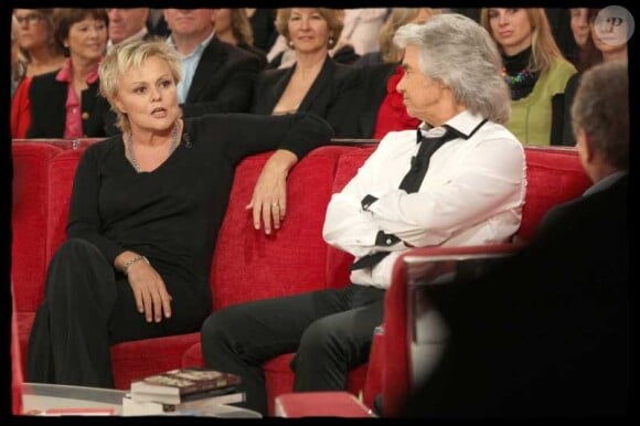 Muriel Robin et Daniel Guichard lors de l'enregistrement de l'émission Vivement Dimanche, diffusée dimanche 29 janvier 2012 sur France 2
