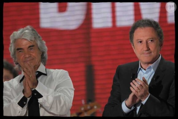 Michel Drucker et Daniel Guichard lors de l'enregistrement de l'émission Vivement Dimanche, diffusée dimanche 29 janvier 2012 sur France 2