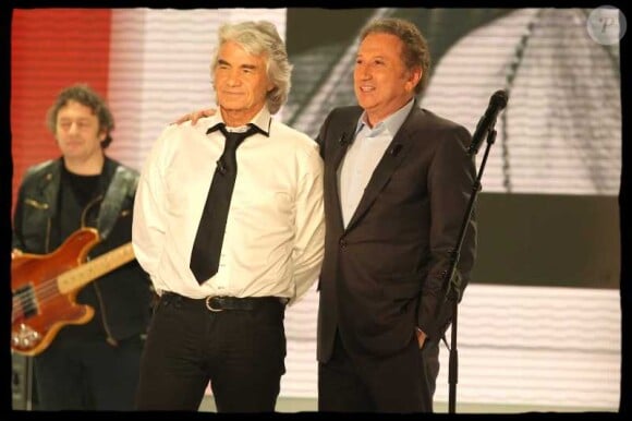 Michel Drucker et Daniel Guichard lors de l'enregistrement de l'émission Vivement Dimanche, diffusée dimanche 29 janvier 2012 sur France 2