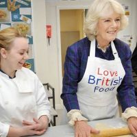 Camilla Parker Bowles, en cuisine, met la main à la pâte pour Elizabeth II