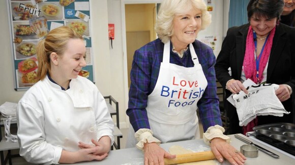Camilla Parker Bowles, en cuisine, met la main à la pâte pour Elizabeth II