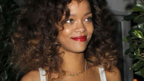 Rihanna se fait un nouveau tatouage, affole la Toile et éclate des records