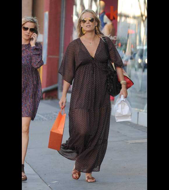 Molly Sims, enceinte, se balade dans les rues de Los Angeles et fait du shopping, le 26 janvier 2012