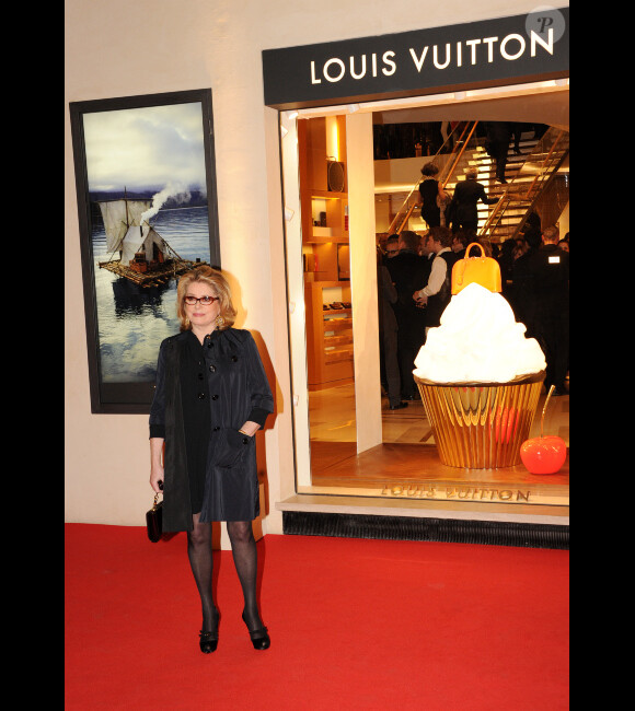 La grande Catherine Deneuve lors de l'inauguration de la  "Maison Rome Étoile", nouvelle boutique Louis Vuitton à Rome, le 27  janvier 2012