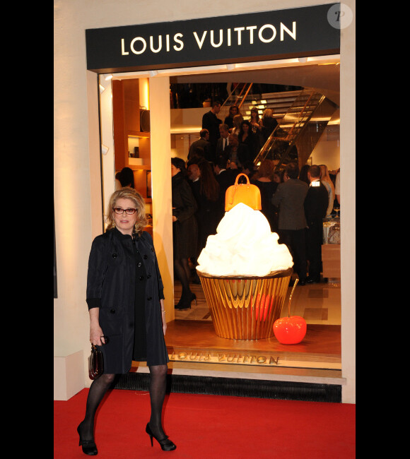 Catherine Deneuve lors de l'inauguration de la  "Maison Rome Étoile", nouvelle boutique Louis Vuitton à Rome, le 27  janvier 2012