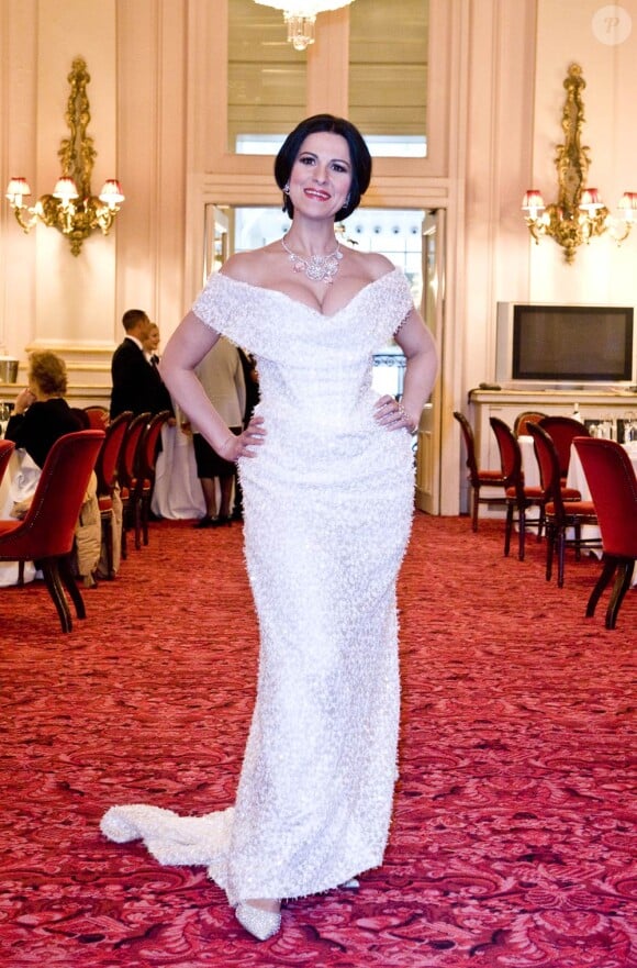 Angela Gheorghiu, épouse de Roberto Alagna, superbe en septembre 2011 pour le lancement de la saison cinéma de l'Opéra de Londres.