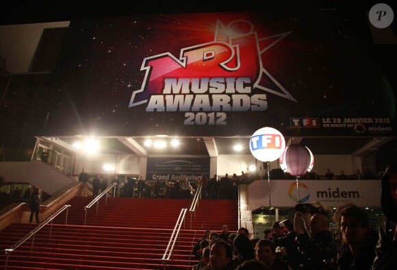 Tapis rouge des 13e NRJ Music Awards, le 28 janvier 2012 à Cannes. Malgré une météo peu clémente et quelques gouttes, les invitées de l'événement ont offert un spectaculaire défilé.