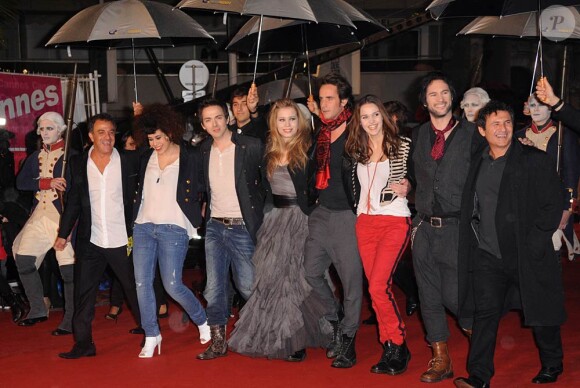La troupe de 1789 sur le tapis rouge des 13e NRJ Music Awards, le 28 janvier 2012 à Cannes. Malgré une météo peu clémente et quelques gouttes, les invitées de l'événement ont offert un spectaculaire défilé.
