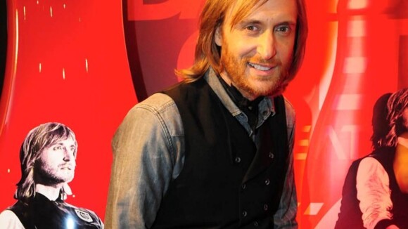 David Guetta, entre deux bisous avec Cathy, a dévoilé à Cannes sa Club Coke