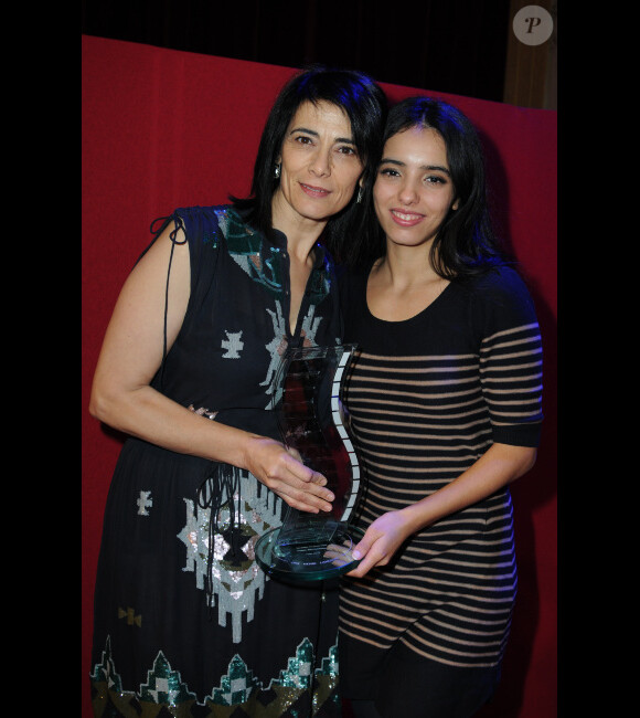 Hiam Abbas et Hafsia Herzi lors de la remise des prix Henri-Langlois des rencontres internationales du cinéma de Vincennes le 30 janvier 2012