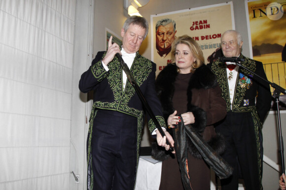 L'installation du cinéaste et producteur Régis Wargnier, 63 ans, mercredi 1er février 2012 à l'Académie des Beaux-Arts. Sur la photo : Catherine Deneuve remettant l'épée à Régis Wargnier