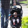 La mignonne Olivia poussée par son papa Colin Hanks à Los Angeles le 1er février 2012