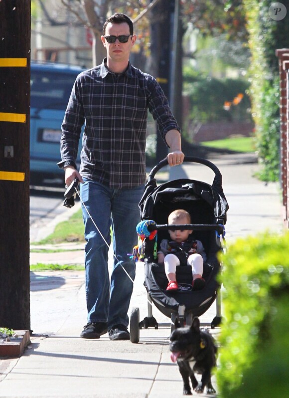 La mignonne Olivia poussée par son papa Colin Hanks à Los Angeles le 1er février 2012
