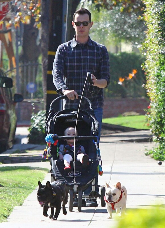 Colin Hanks se promène avec sa fille Olivia et ses chiens à Los Angeles le 1er février 2012