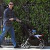 Le fils de Tom Hanks, Colin Hanks se promène avec sa fille Olivia et ses chiens à Los Angeles le 1er février 2012