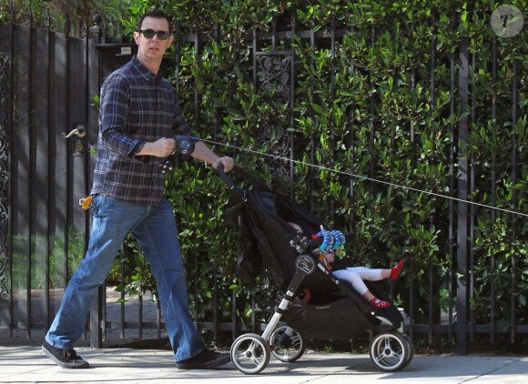 Le fils de Tom Hanks, Colin Hanks se promène avec sa fille Olivia et ses chiens à Los Angeles le 1er février 2012