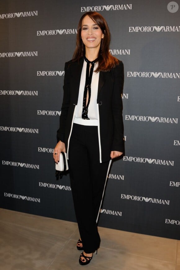 Dolores Chaplin, rayonnante dans un blazer noir, une blouse blanche et un pantalon noir, assiste à l'ouverture de la boutique Emporio Armani à Paris, le 2 février 2012.