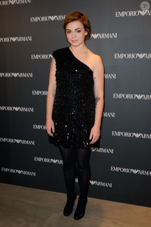 La chanteuse Uffie pose durant le photocall dressé pour l'ouverture de la boutique Emporio Armani à Paris, le 2 février 2012.