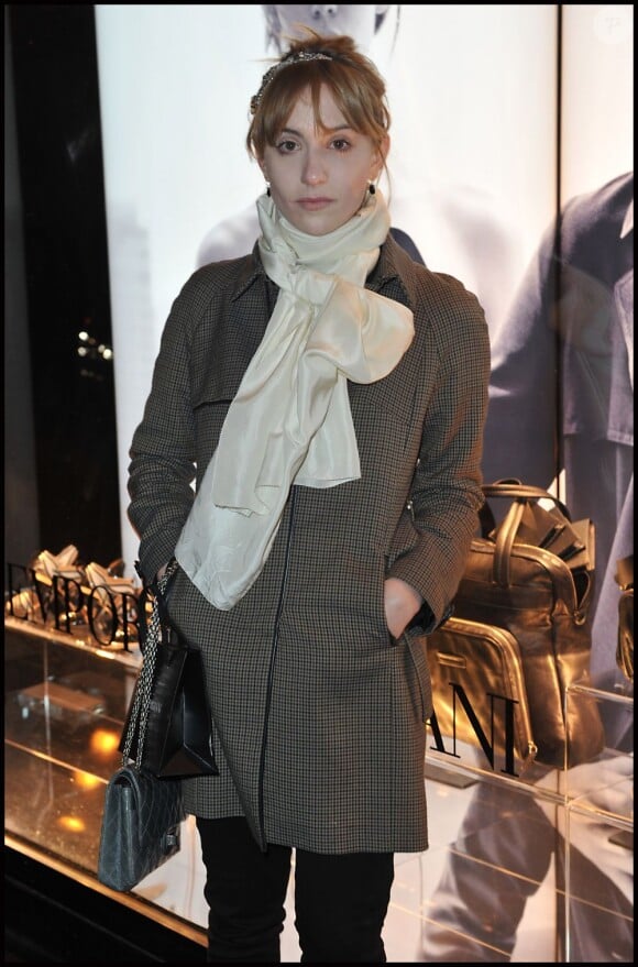 Lolita Chammah arrive à la boutique Emporio Armani à Paris, le 2 février 2012.