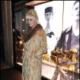 La chanteuse Micky Green pose à l'entrée de la nouvelle boutique Emporio Armani à Paris, le 2 février 2012.