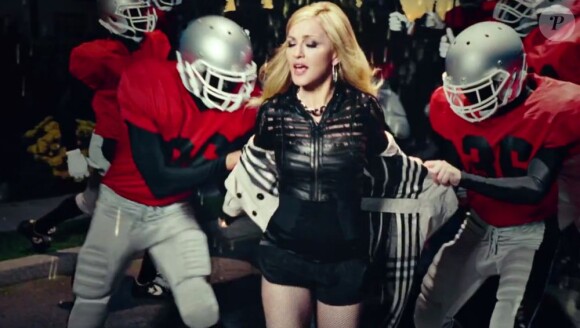 Image extraite du clip Give Me All You Luvin' de Madonna, février 2012.