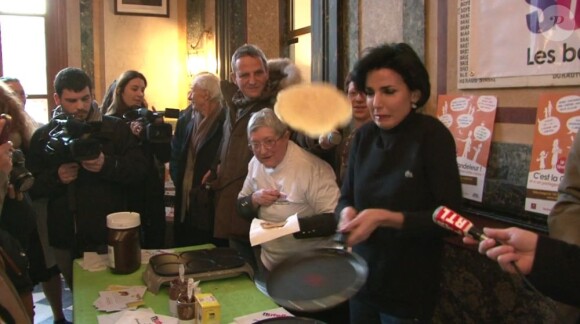 Rachida Dati, spécialiste du retourné de crêpes, avec l'association Voisins Solidaires à Paris, le 2 février 2012.