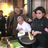 Rachida Dati, spécialiste du retourné de crêpes, fête la chandeleur avec l'association Voisins Solidaires à Paris, le 2 février 2012.