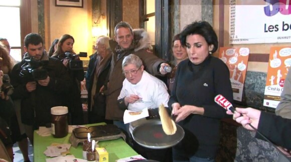 Rachida Dati, spécialiste du retourné de crêpes, fête la chandeleur avec l'association Voisins Solidaires à Paris, le 2 février 2012.