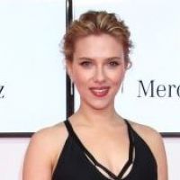Scarlett Johansson affiche son allure de diva glamour face à Denzel Washington