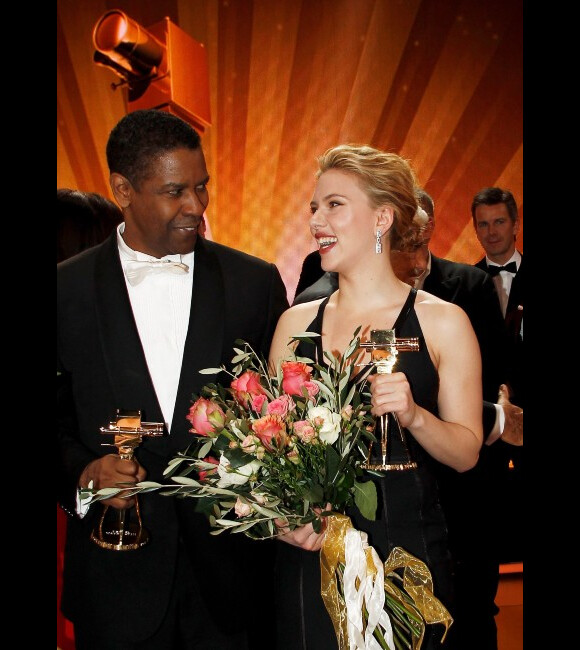 Denzel Washington et Scarlett Johansson lors des Golden Cameras Awards à Berlin le 4 février 2012