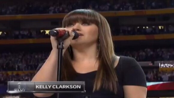Super Bowl XLVI : Kelly Clarkson émouvante et Jessica Simpson très enceinte