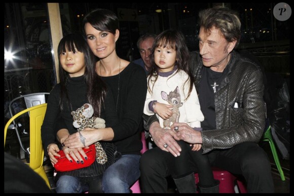 Johnny, Laeticia avec Jade et Joy lors du concert de la tour Eiffel le 3 décembre 2011.