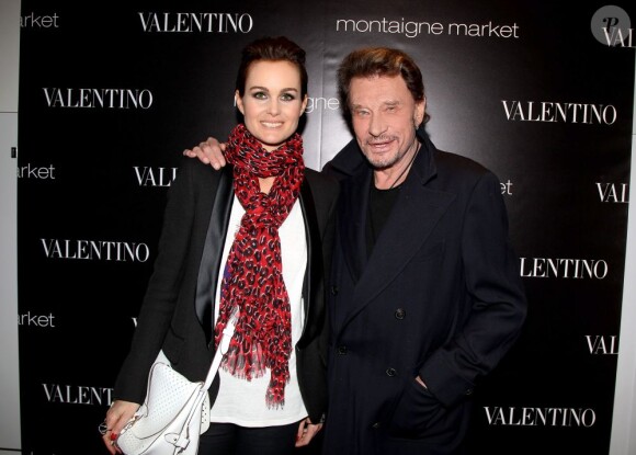Laeticia et Johnny Hallyday au lancement du sac Vavavoom de Valentino, vendu en édition limitée et en exclusivité au magasin Montaigne Market à Paris, le 25 janvier 2012