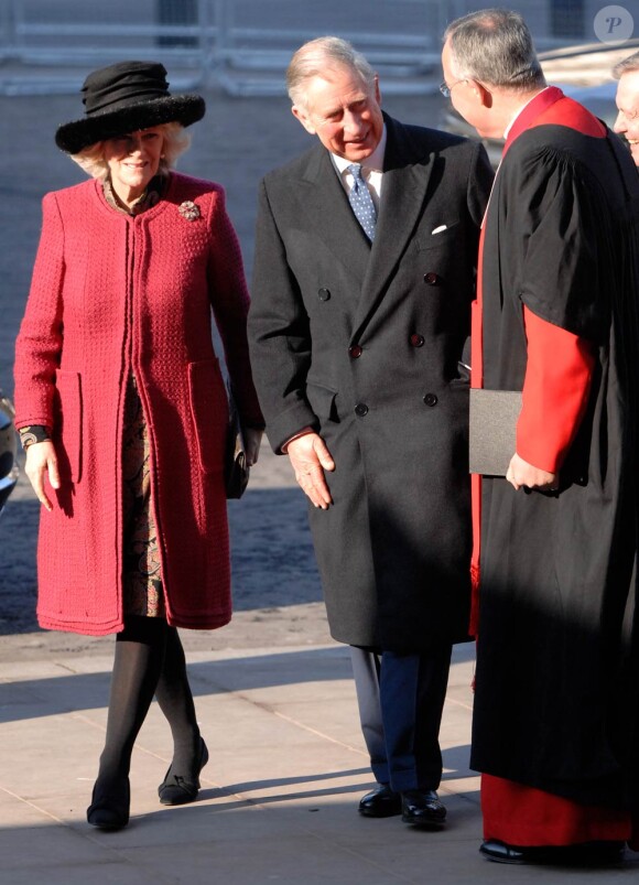 Un service religieux conduit par l'archevêque Rowan Williams et le doyen John Hall a eu lieu en l'abbaye de Westminster à la mémoire de Charles Dickens, en présence du prince Charles, de la duchesse Camilla, de Ralph Fiennes et de près de 200 descendants de l'écrivain.
Le prince Charles et Camilla Parker Bowles ont pris part le 7 février 2012 aux célébrations du bicentenaire de la naissance de Charles Dickens. A Londres, ils ont profité d'une lecture privée de l'actrice Gillian Anderson au Charles Dickens Museum, puis d'un service religieux à l'abbaye de Westminster.
