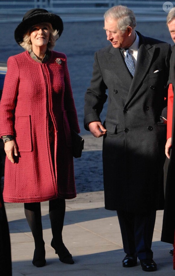 Un service religieux conduit par l'archevêque Rowan Williams et le doyen John Hall a eu lieu en l'abbaye de Westminster à la mémoire de Charles Dickens, en présence du prince Charles, de la duchesse Camilla, de Ralph Fiennes et de près de 200 descendants de l'écrivain.
Le prince Charles et Camilla Parker Bowles ont pris part le 7 février 2012 aux célébrations du bicentenaire de la naissance de Charles Dickens. A Londres, ils ont profité d'une lecture privée de l'actrice Gillian Anderson au Charles Dickens Museum, puis d'un service religieux à l'abbaye de Westminster.