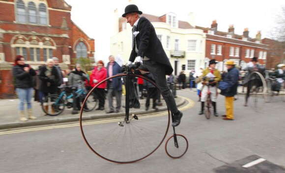 A Portsmouth, ville natale de Charles Dickens, sa mémoire a été honorée pour son bicentenaire, devant la maison de son enfance et en l'église Sainte-Mary.
Le prince Charles et Camilla Parker Bowles ont pris part le 7 février 2012 aux célébrations du bicentenaire de la naissance de Charles Dickens. A Londres, ils ont profité d'une lecture privée de l'actrice Gillian Anderson au Charles Dickens Museum, puis d'un service religieux à l'abbaye de Westminster.
